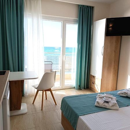 Navarino Luxe Suites Peraía Buitenkant foto
