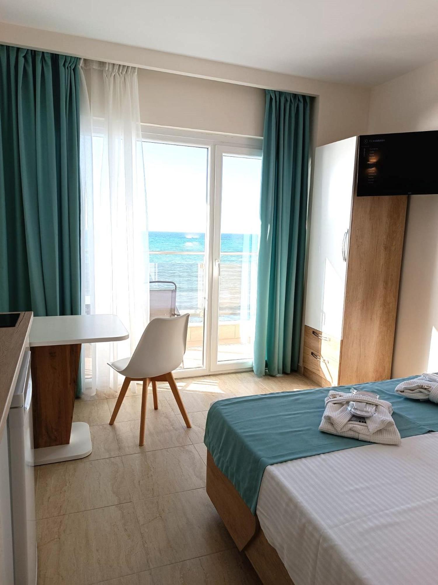 Navarino Luxe Suites Peraía Buitenkant foto