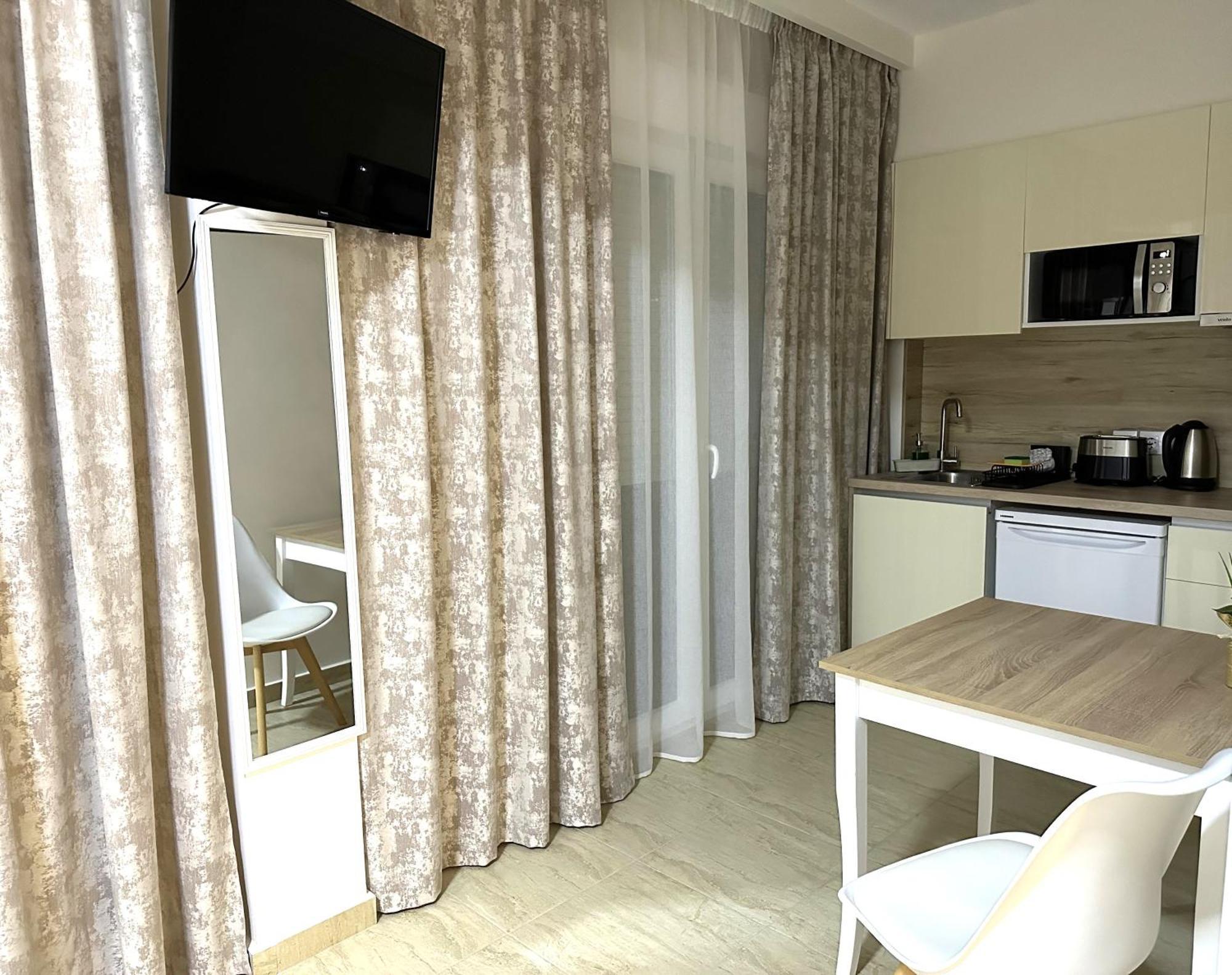 Navarino Luxe Suites Peraía Buitenkant foto