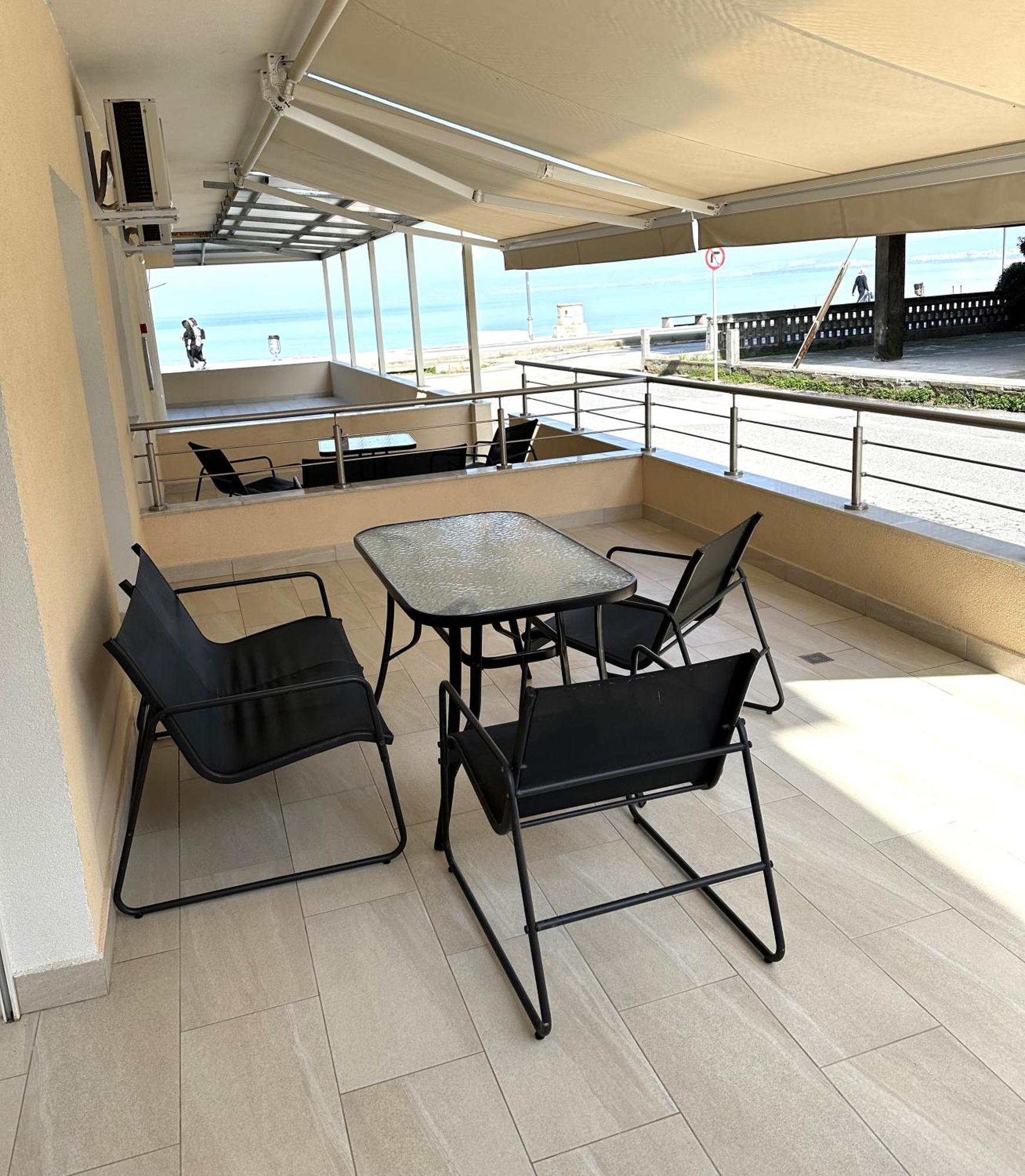 Navarino Luxe Suites Peraía Buitenkant foto