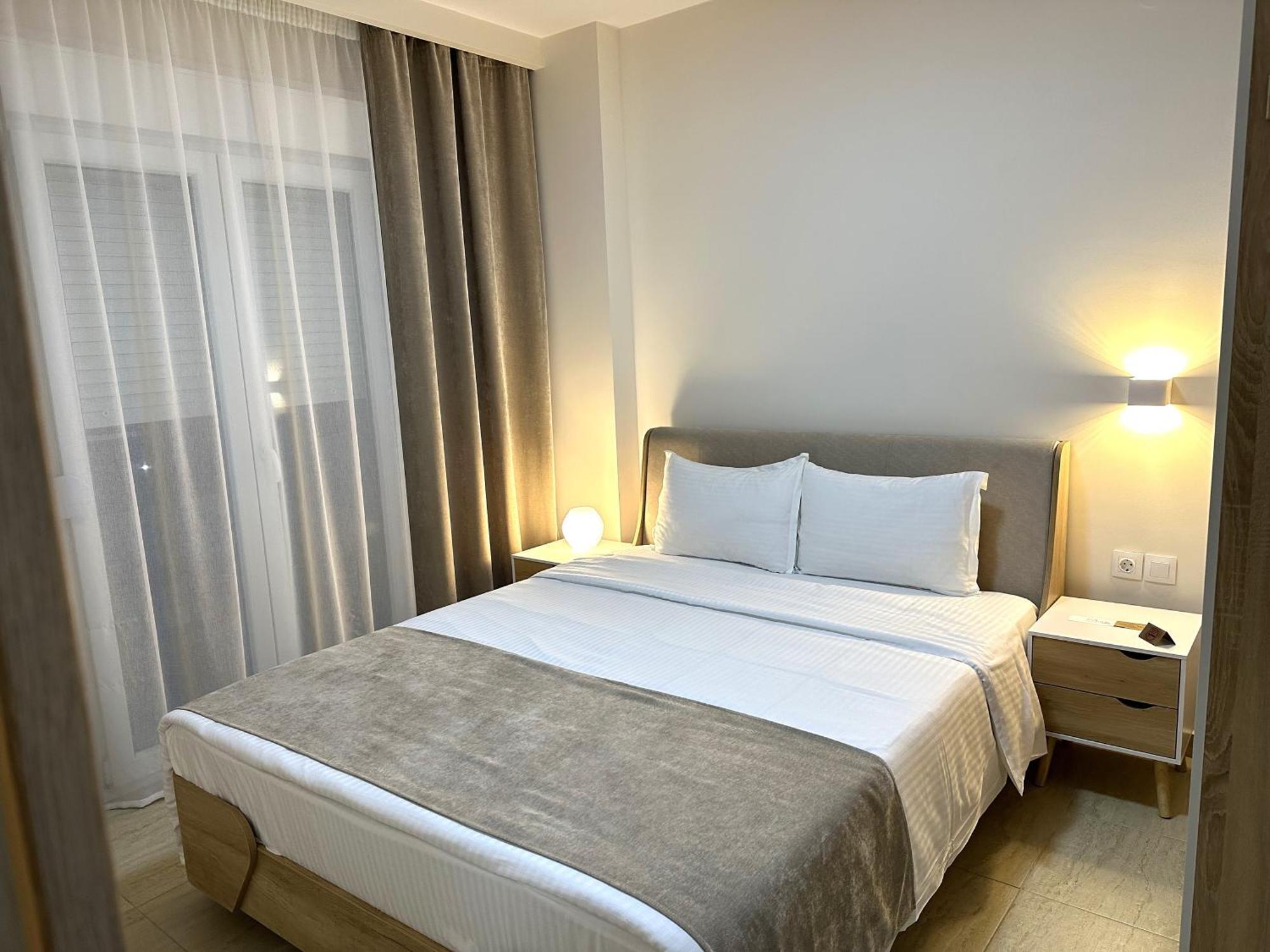 Navarino Luxe Suites Peraía Buitenkant foto
