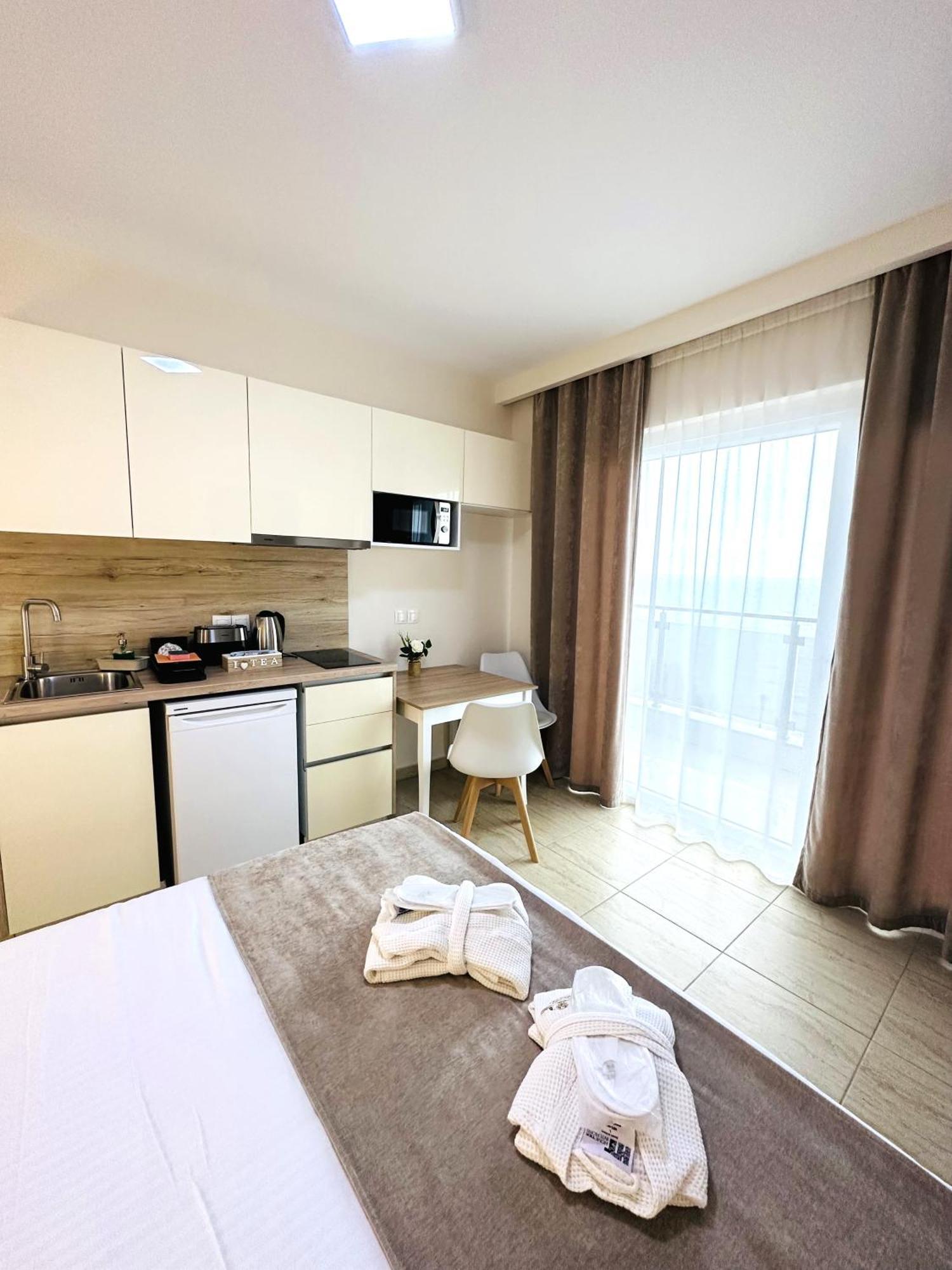 Navarino Luxe Suites Peraía Buitenkant foto