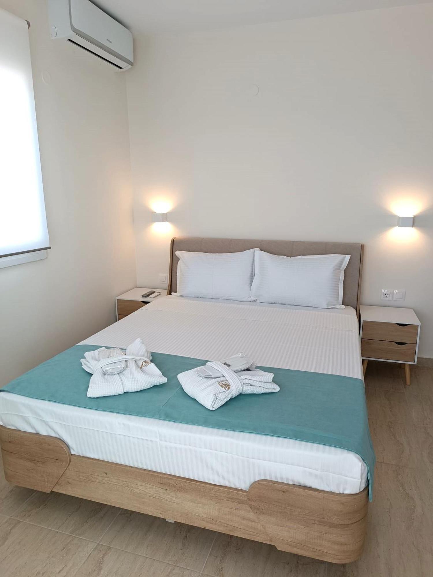 Navarino Luxe Suites Peraía Buitenkant foto