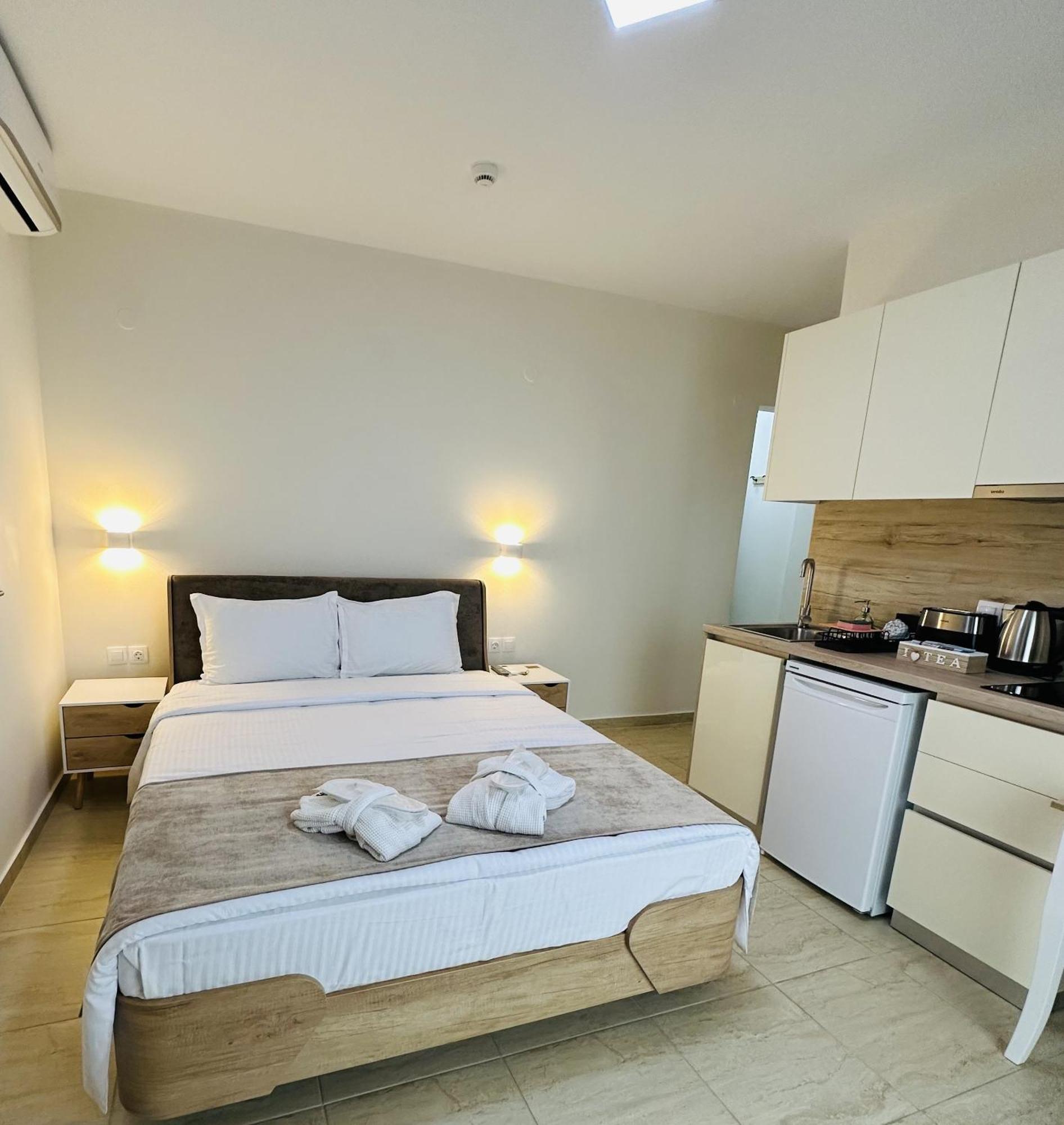 Navarino Luxe Suites Peraía Buitenkant foto