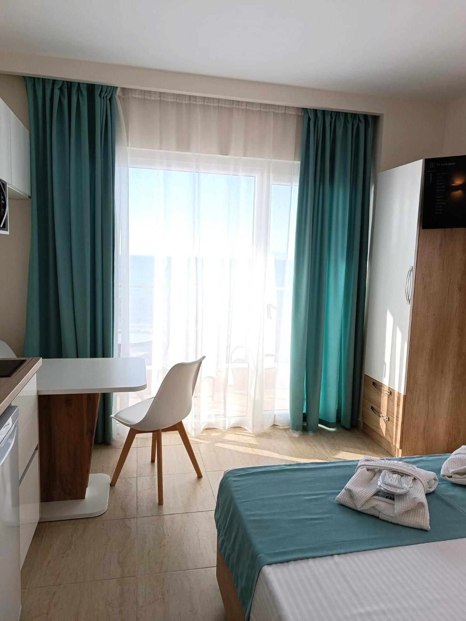 Navarino Luxe Suites Peraía Buitenkant foto