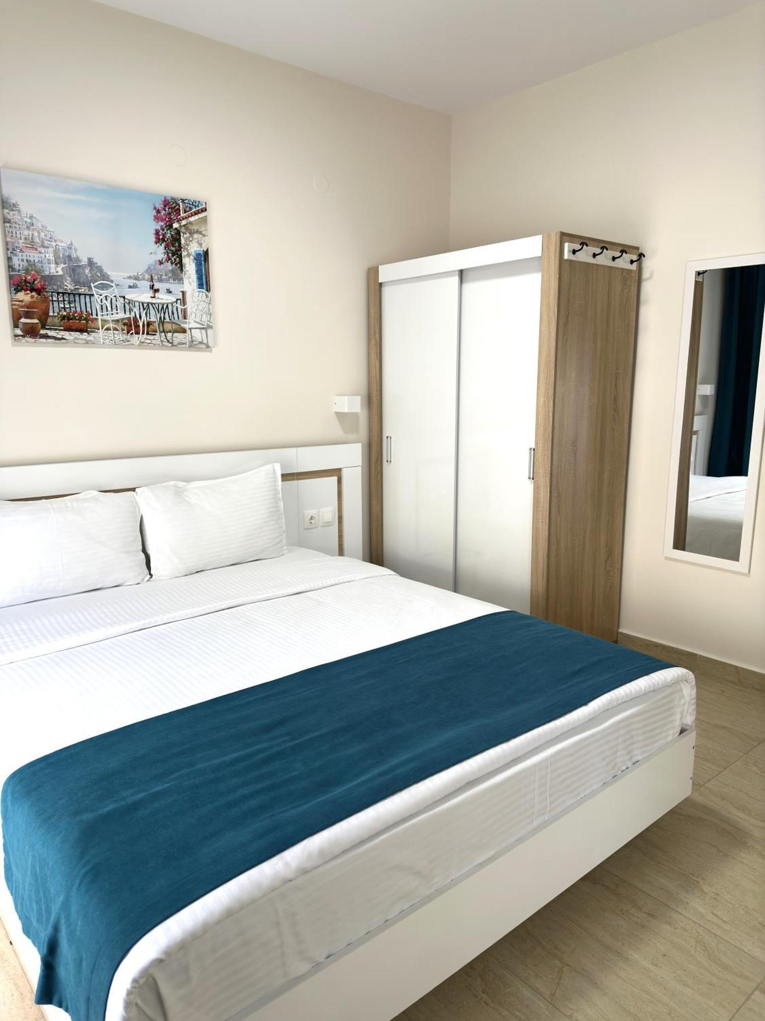 Navarino Luxe Suites Peraía Buitenkant foto