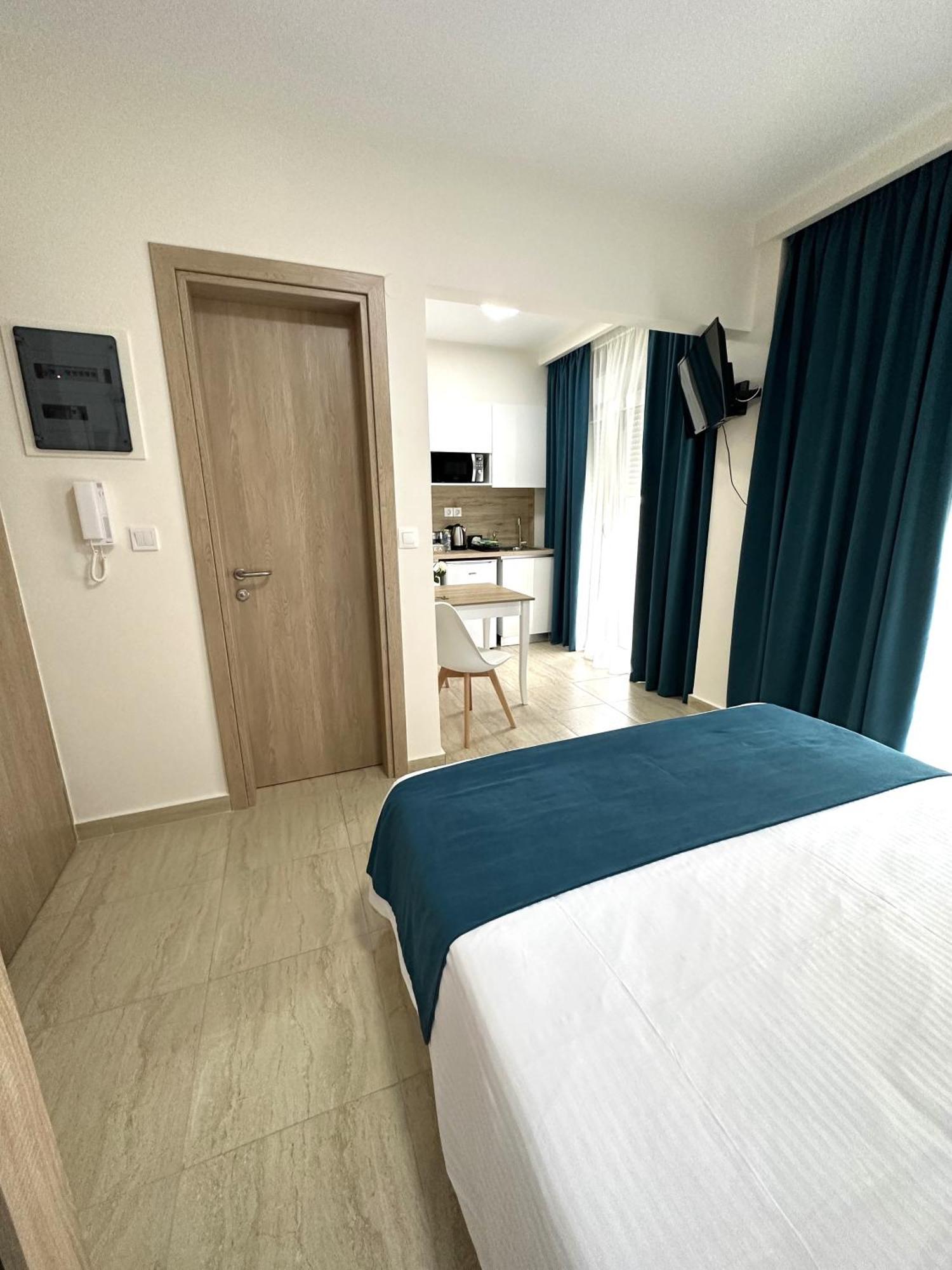 Navarino Luxe Suites Peraía Buitenkant foto