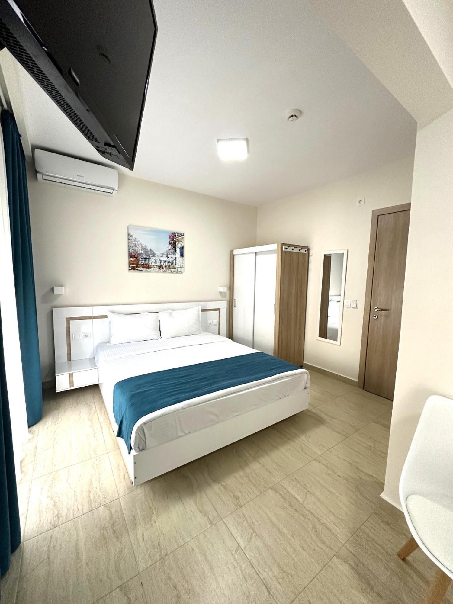 Navarino Luxe Suites Peraía Buitenkant foto