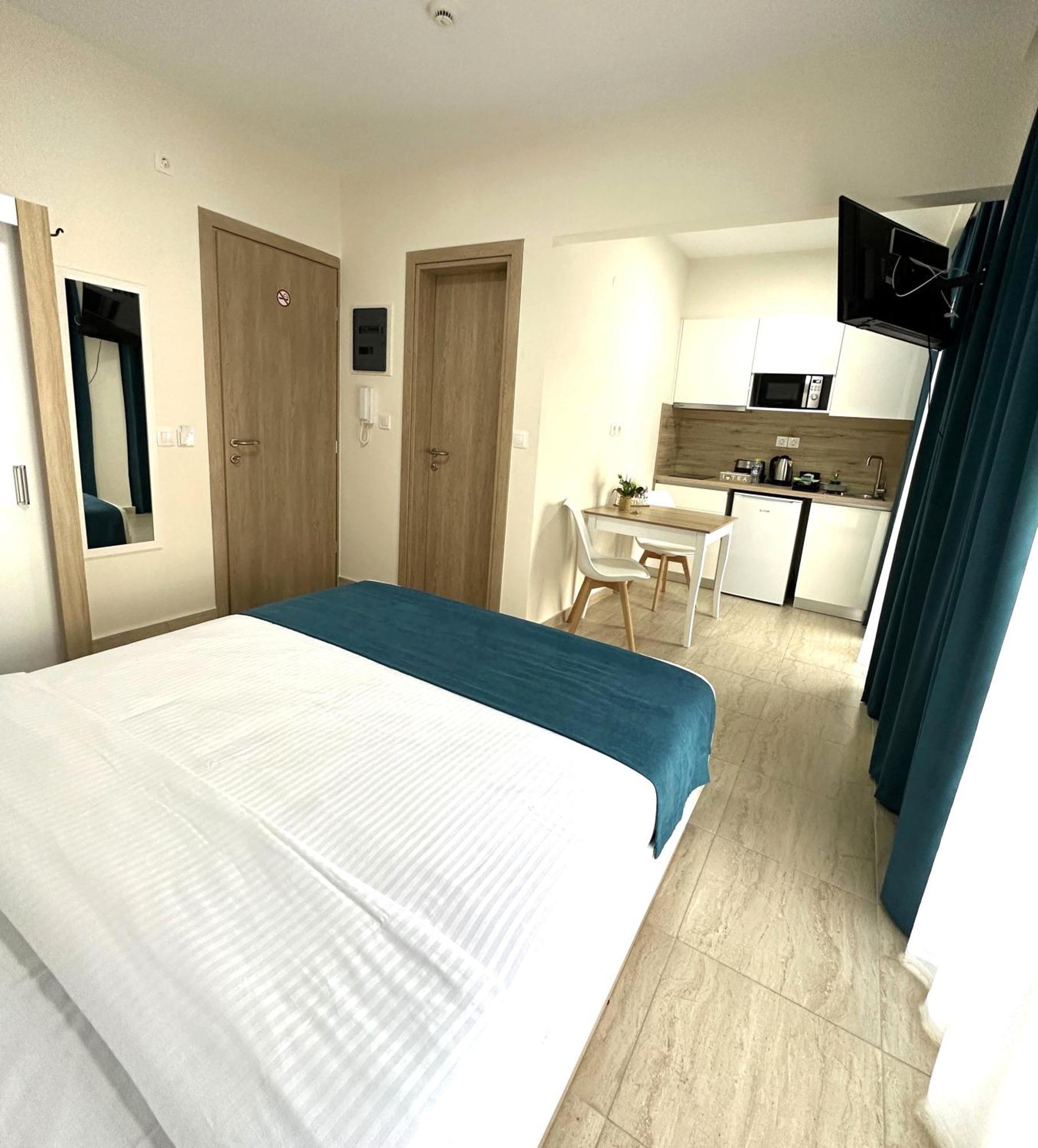 Navarino Luxe Suites Peraía Buitenkant foto